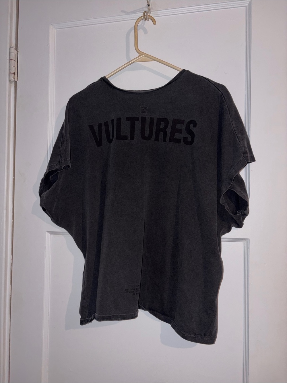 Authentic Kanye Yeezy‘s boxy Vultures Graphic Tee - 
unisex